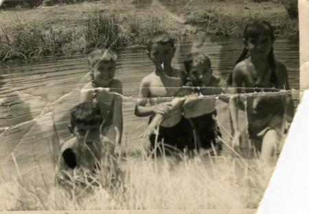 niños en el río