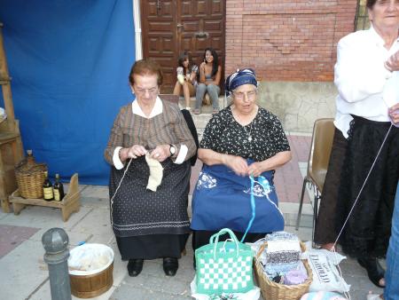 Usos y Costumbres, 2011, (122) Tía Juana y María, cosiendo