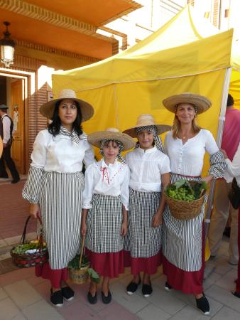 Usos y Costumbres, 2011, (82) Vendimiadoras