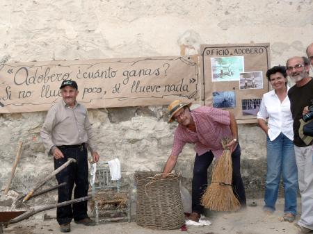 Usos y Costumbres, 2011, (103) Adoberos, Emilio, Antonio sin botella